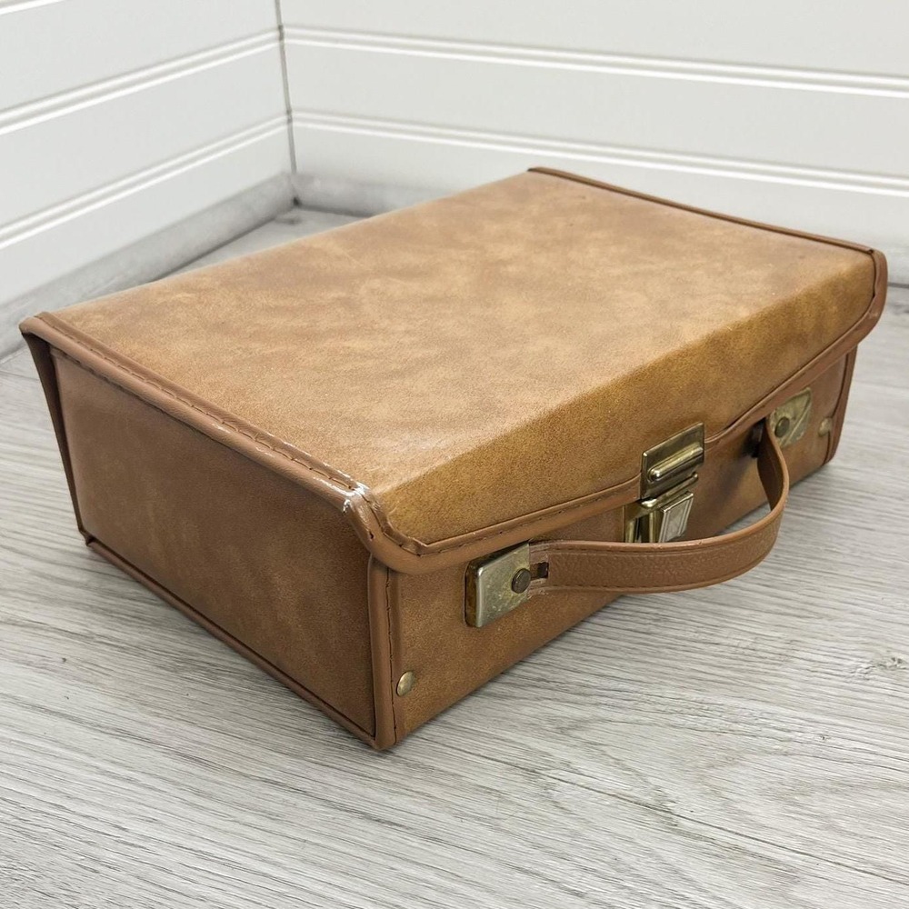 Retro Faux Leather Cassette Carrying‎ Case with Plastic Liner and Brass Clasps